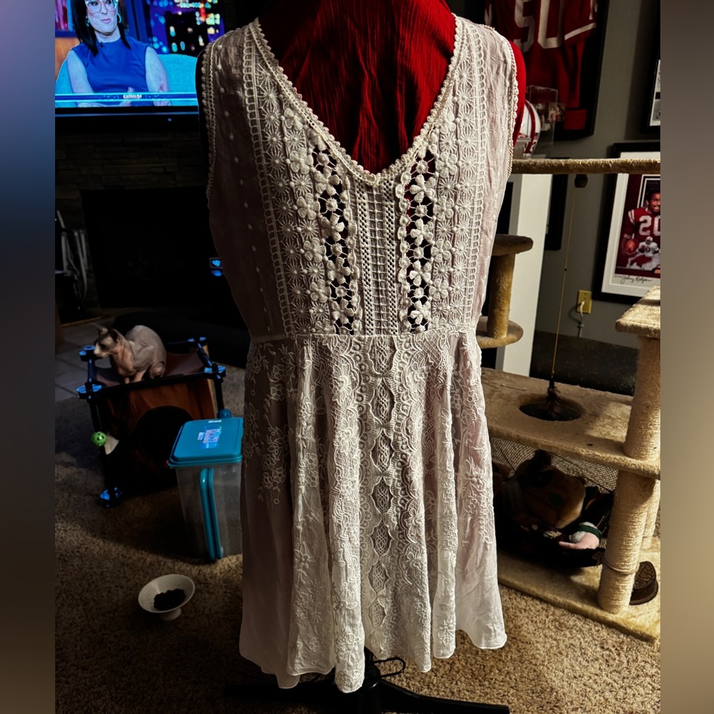 Johnny Was White Tiered Sleeveless V-Neck Dresses Overlay.